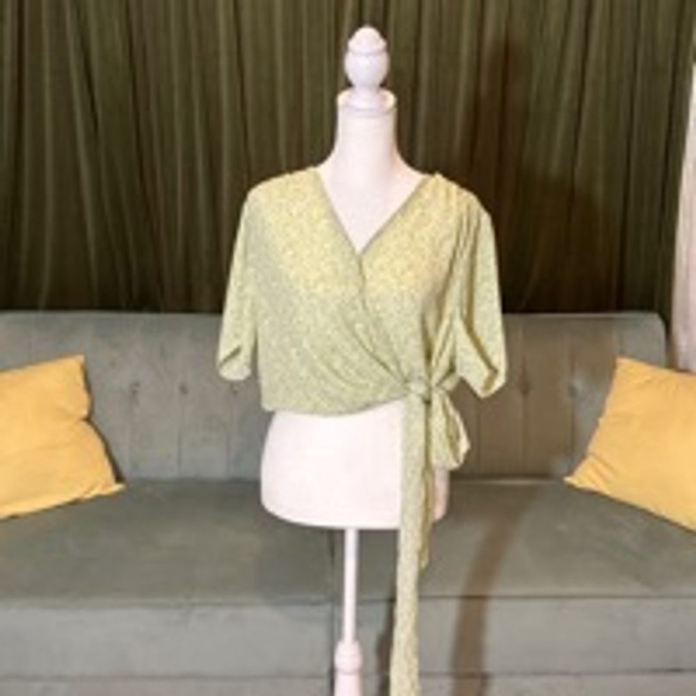 Lush Wrap Cropped Top size XL Green and White Floral Print